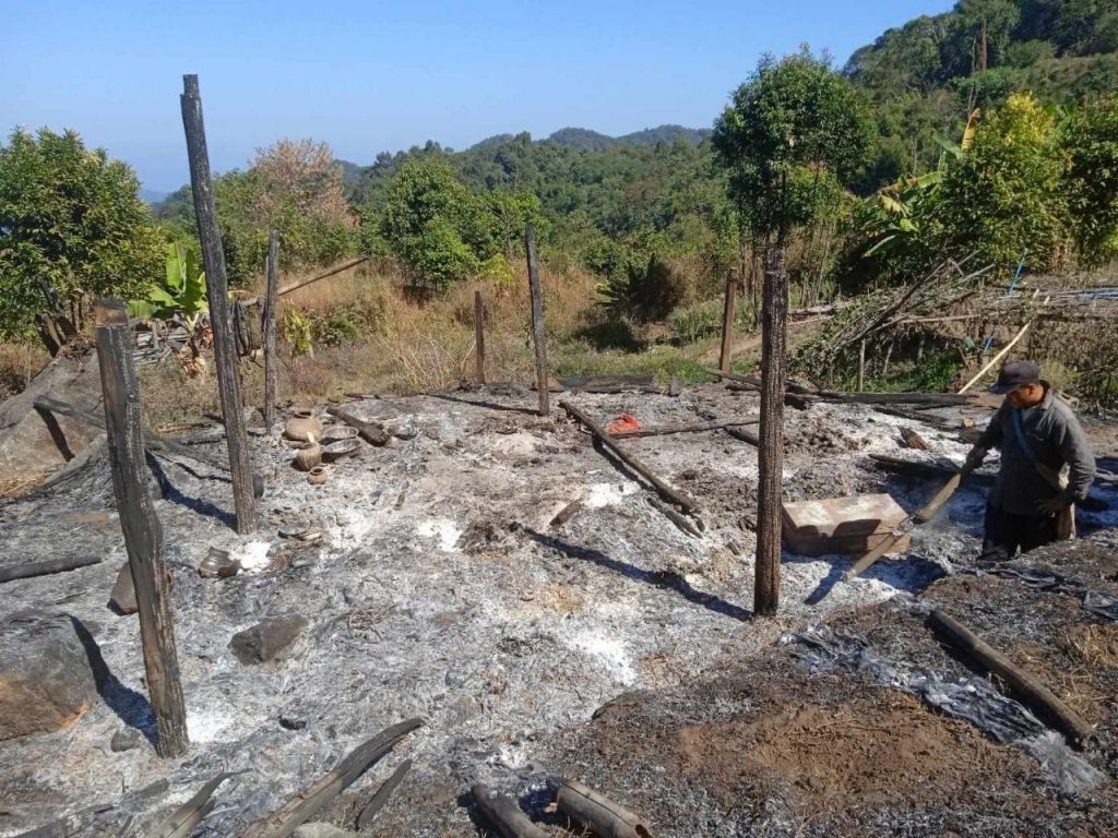 ၃၁ . ၁ . ၂၀၂၃ ရက်နေ့တွင် စစ်ကောင်စီတပ်က မီးရှို့ဖျက်ဆီးခဲ့သည့် မိုးမောက်မြို့နယ် လော့ဒန်ကျေးရွာမှ အရပ်သားနေအိမ်။ (Photo: CJ)